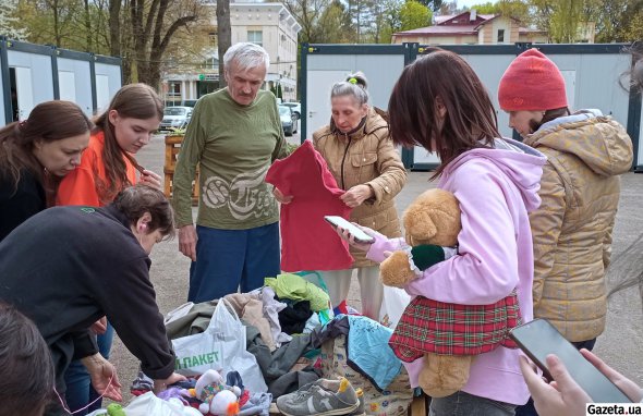 У модульному містечку живуть переселенці з усіх областей України, охоплених нині російською агресією. Багато хто втікав від війни без речей - в одному комплекті одягу