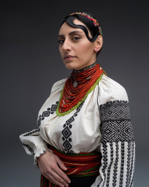 Українські волонтери позували в традиційному одязі для фешн-проєкту 