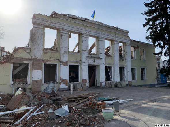 У ніч на 8 березня росіяни скинули бомби на центр Охтирки. Від міської ради практично нічого не залишилося