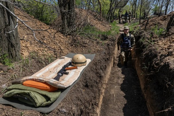 Кожні кілька годин солдати пірнають у окопи, рятуючись від снарядів