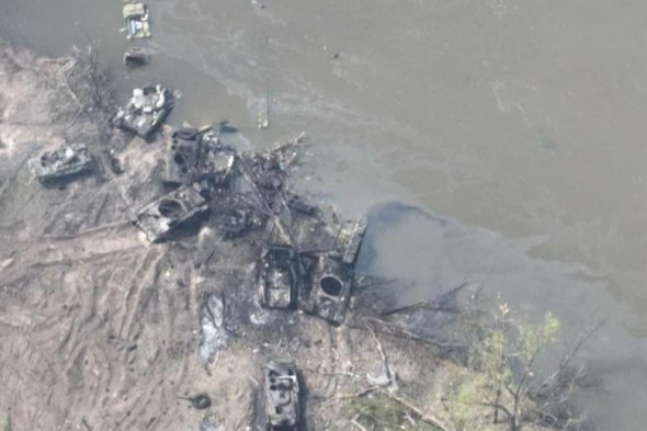 Розбита військова техніка і понтонний міст через Сіверський Донець 