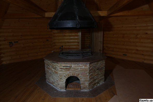 Біля будинку Медведчука розташована баня із зоною барбекю