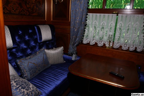 У вагоні є комфортабельне купе із оксамитовими диванами та шовковими подушками. Зі столу автоматично виїжджає плазмовий телевізор. Стіни тут оздоблені деревʼяною мозаїкою