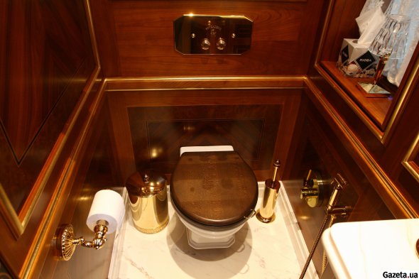 У туалеті - позолочена фурнітура та мармурова раковина