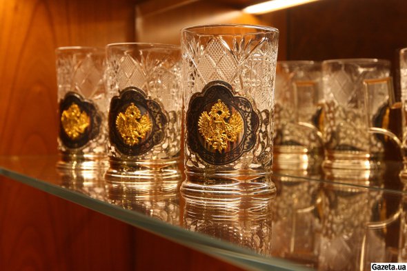 У барній зоні на кришталевих склянках емблема із зображенням двоголового орла, що нагадує герб Росії