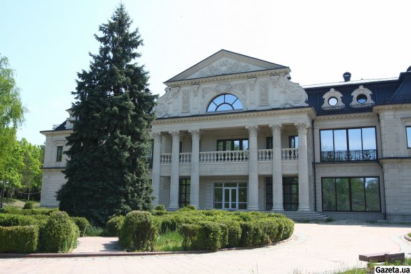 Будинок Віктора Медведчука та Оксани Марченко має три поверхи. Територія садиби огороджена пʼятиметровим парканом та закрита для вʼїзду. На вході встановили щось схоже на КПП