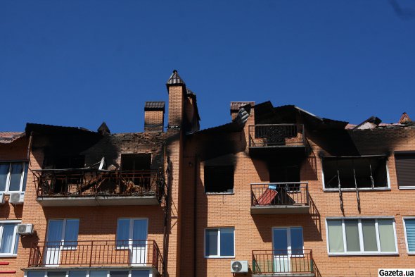 Житлову багатоповерхівку у Ворзелі росіяни обстріляли з артилерії. Кілька поверхів не підлягають відновленню, їх будуть зносити