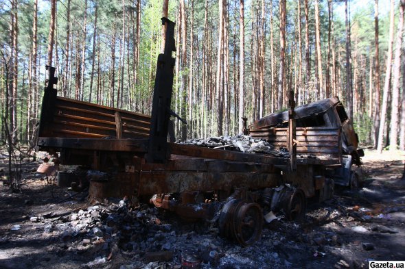 На імпровізованій польовій кухні окупанти готували їжу та сиділи біля вогнища на вкрадених кріслах та стільцях. Біля дерев досі стоїть спалена побутова техніка місцевих мешканців