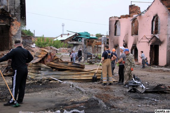 Щоб розібрати руїни на автовокзалі Тростянця, сюди приїхали волонтери з Сум, небезпечні роботи виконували силами місцевих рятувальних загонів ДСНС України у Сумській області