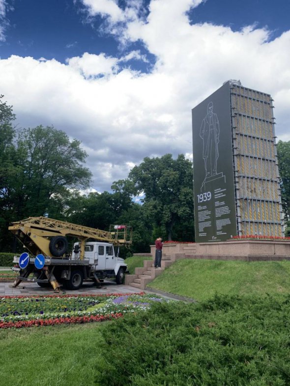 У Києві пам'ятник Тарасу Шевченку захистили спеціальною конструкцією