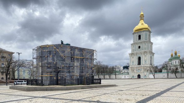 У Києві пам'ятник Тарасу Шевченку захистили спеціальною конструкцією