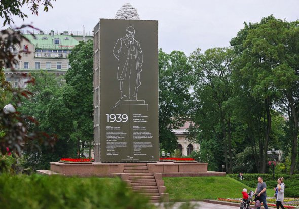 Пам'ятник Тарасу Шевченку захистили спеціальною конструкцією