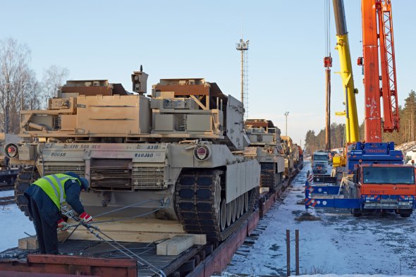 Танки та військове обладнання армії США вивантажують з поїздів на вантажівки на станції Гаркалне поблизу Риги, Латвія, 8 лютого 2017 року. Фото: Alexander Welscher/Getty Images