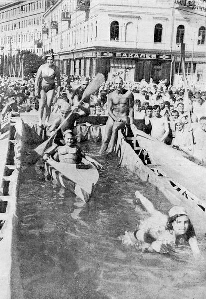 1936 рік - парад фізкультурників. Величезна ванна на Хрещатику, у якій "вправляються" спортсмени-веслувальники і плавці.