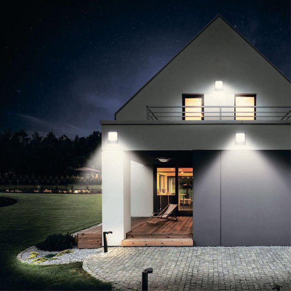 За допомогою світлодіодних прожекторів можна легко підсвітити подвір'я або заїзд у гараж, майданчик, альтанку