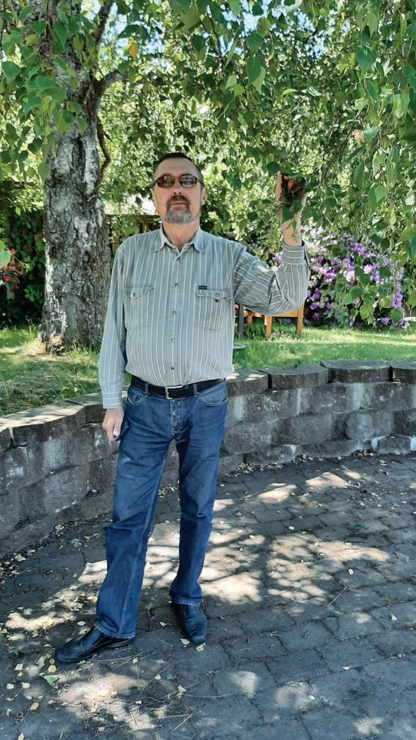 Микола ГАРАГУЛЯ, 62 роки, психіатр, нарколог. Народився 21 вересня 1959-го в селі Миропілля Краснопільського району Сумської області. Батько – рентгенолог, мати – невропатолог. 1971-го сім’я переїхала до Полтави. Закінчив Харківський медичний інститут за спеціальністю ”Лікар-психіатр”. Організував 19 наркологічних кабінетів на Південній залізниці для профілактики та лікування залежностей. У 1995–1996 роках – головний нарколог Укрзалізниці. Працював у Харківській залізничній лікарні, спецінтернаті для психохроніків. Тепер консультує онлайн. Розробив теорію побудови душі. З 2000-го виступає з нею на конференціях. Пише книжку ”Остання війна планети Земля. Або світ очима психіатра”. Любить збирати гриби. Із алкоголю вживає тільки сухе вино. Одружений, має двох синів – 41-річного Артема й Андрія, 37 років. Живе в Харкові