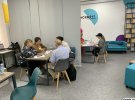 Щоп’ятниці у Vcentri Hub переселенці можуть безкоштовно отримати консультації юриста, представників центру зайнятості й міського управління соціальної допомоги. Також за потреби можуть поспілкуватися із психологом