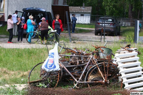 Понад 350 людей майже місяць жили у підвалі, із них - більше 40 дітей. Полонених рідко випускали на вулицю, літні люди помирали від задухи