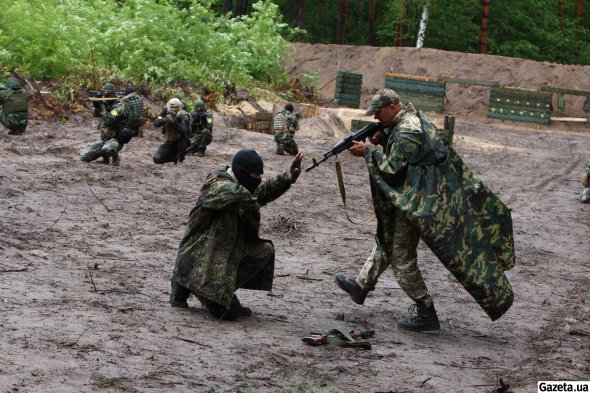 Партизани знешкоджують двох часових та пробираються до позиції ворога