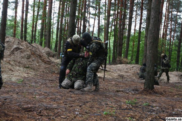 На допиті дізнаються усю необхідну інформацію, щоб пробратися далі