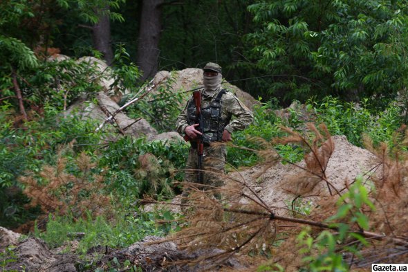 Бійці тренуються щодні, мають свій розпорядок. На світанку партизани виходять на годинну пробіжку