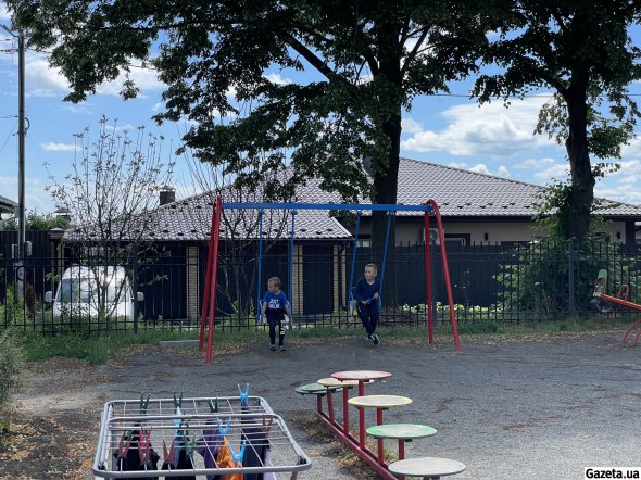На території містечка встановили дитячий майданчик