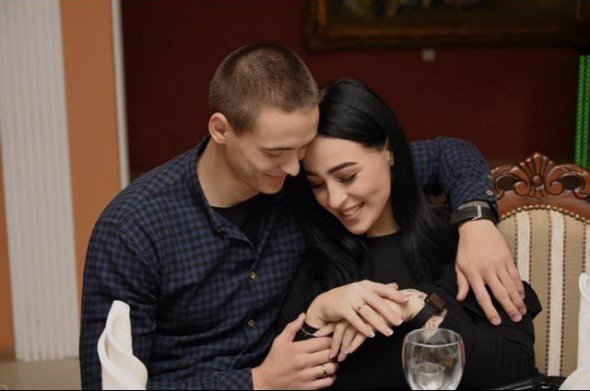 Аліна Одіньова з чоловіком Олександром. Під серцем жінка має татуювання з позивним та групою крові чоловіка 