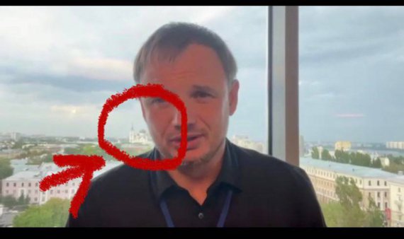 Колаборант Кирило Стремоусов в останні дні робив відеозвернення в яких розповідав, що Росія на Херсонщину прийшла назавжди. На цій світлині увагу українців привернув Благовіщенський собор на задньому фоні. Він знаходиться у російському Воронежі