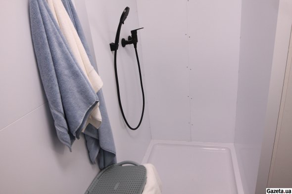 У ванній кімнаті встановлений душ, унітаз, пральна машинка та бойлер