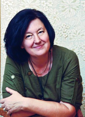 Світлана КОРОНЕНКО, 62 роки, письменниця, журналістка. Народилася 16 липня 1960-го у Фастові на Київщині. Батьки були робітники. Перші вірші написала у п’ятому класі. Закінчила факультет журналістики Київського національного університету імені Тараса Шевченка. Видала 10 поетичних книжок. Майже 30 років працювала на Українському радіо. Була однією з організаторок Всеукраїнського конкурсу радіоп’єс. Співпрацювала з благодійним фондом ”Ліга українських меценатів”, торік стала виконавчою директоркою. З 2000-го стала літописцем Міжнародного конкурсу з української мови імені Петра Яцика. Торік після смерті чоловіка Михайла Слабошпицького стала виконавчою директоркою Благодійного фонду ”Ліга українських меценатів” і директоркою видавництва ”Ярославів Вал”. Член Національної спілки письменників України. Написала ”Біблію борщу”. Зібрала майже 700 рецептів цієї страви зі 140 кулінарних книг, виданих із 1682-го по 2020 рік. Праця стане першою у світі антологією українського борщу. Удова. Чоловік – письменник Михайло Слабошпицький – помер 2021-го. Виховала двох доньок. 37-річна Ганна – журналістка, 35-річна Анастасія – програмістка. Має трьох онуків – Любомира, Добряну і Марцеліну. Подобається поезія Миколи Бажана, Івана Драча, Ліни Костенко. Любить фільми Михайла Іллєнка. Захоплюється квітникарством. Тимчасово живе в Німеччині