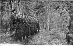 Бійці Української повстанської армії вишикувалися перед командиром, 1940-ві роки. Формування  діяло в ­1942– 1952 роках, найчисленніші загони були в лісах Волині, Галичини й Карпат. Розвивалися за прикладом регулярних армій