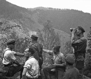 Бійці Української повстанської армії оглядають позиції в Карпатах, кінець 1940-х