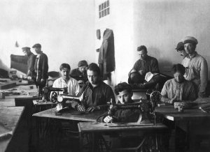 В’язні Соловецького табору особливого призначення працюють у швейній майстерні, початок 1930 років. Основну частину засуджених відправляли на лісозаготівлю, прокладати залізничні колії, будувати Біломорсько-Балтійський канал. Та були й відділи табору, де шили одяг, вичиняли шкури, робили глиняний посуд, обробляли деревину