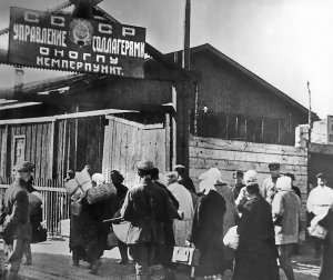 Засуджених заводять до Кемського пересильного пункту Соловецького табору особливого призначення, кінець 1920-х. Пункт був розташований на узбережжі Білого моря, на Поповому острові, який дамбою з’єднувався з містечком Кем – нині райцентр Республіки Карелія Російської Федерації. Звідти ув’язнених розвозили по відділеннях Соловецького табору. Особливо небезпечних і важливих злочинців відправляли на Соловецькі острови. Через цей Кемський пункт у жовтні 1937-го етапували засуджених до розстрілу в Сандармоху