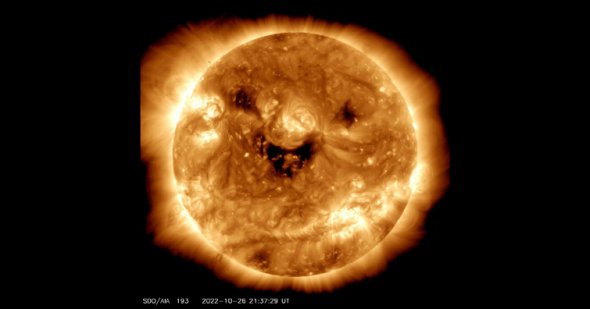 Астрономы NASA поделились интересным снимком улыбающегося Солнца