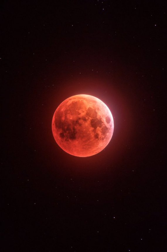 Показали фото нынешней "кровавой луны"