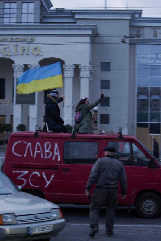 Жители Херсона празднуют освобождение города из-под российской оккупации и благодарят Вооруженные силы Украины
