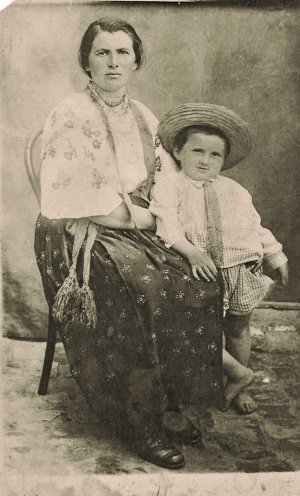 Марія Вобла із сином Василем. Знімок зроблено в 1926–1928 роках у селі Піскошине Мелітопольського району Запорізької області. Олексій Васильович Воблий (1881 року народження) разом із дружиною Марією рятував дітей у роки Голодомору. Світлину 2021 року передав на постійне зберігання в музей Олексій Воблий, онук Марії та Олексія Воблих