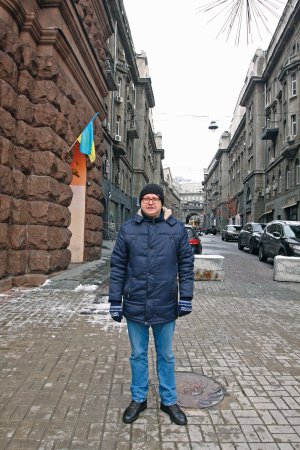 Микола БЄЛЄСКОВ, 29 років, військовий експерт. Народився 10 травня 1993 року в місті Лебедин на Сумщині. Батько – електрик, ліквідатор аварії на ЧАЕС, мати – вчителька математики і фізики. Закінчив Інститут міжнародних відносин Київського національного університету імені Тараса Шевченка за спеціальністю ”Політолог-міжнародник”. Працював у неурядовій організації ”Інститут світової політики”, Національному інституті стратегічних досліджень, у відділі воєнної політики. Із серпня 2022 року – старший аналітик благодійного фонду ”Повернись живим”. Заручений. Любить пригодницькі романи й фентезі. Слухає музику 1980-х