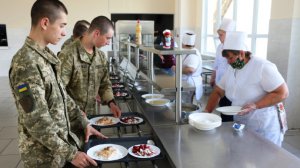 Військові не мають претензій до харчування, заявляють начпроди кількох військових частин. Фото: armyinform.com.ua