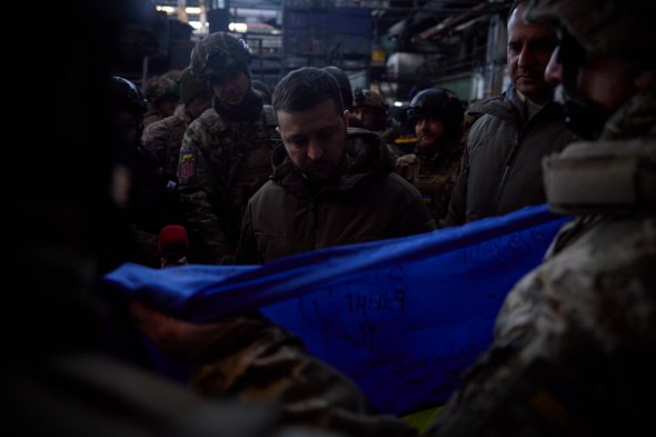 Украинские воины из Бахмута передали Зеленскому флаг для Конгресса США.
