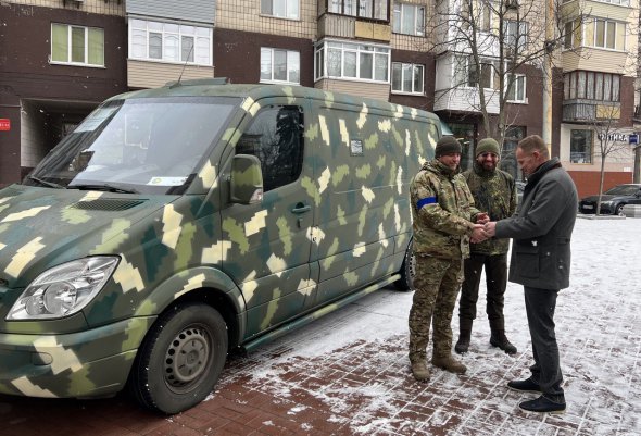 Колектив «Київміськбуду» передав військовим частинам Збройних сил України 6 броньованих автівок