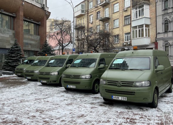 Колектив «Київміськбуду» передав військовим частинам Збройних сил України 6 броньованих автівок