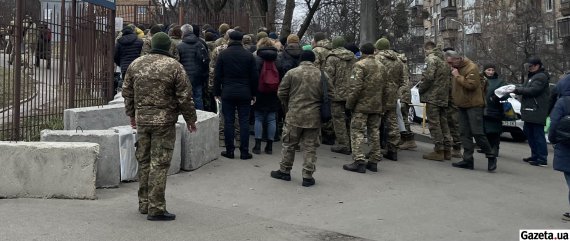 Військова комісія - про що говорять бійці у черзі на ВЛК | Мобільна версія  | Новини на Gazeta.ua