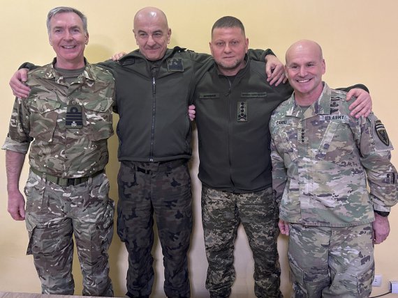 Головнокомандувач Збройних сил України Валерій Залужний зустрівся із начальниками штабів Сполучених Штатів Америки, Польщі і Великої Британії.