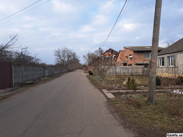 До "генеральської дачі" в Терешках веде звичайна вулиця зі звичайними заміськими будинками