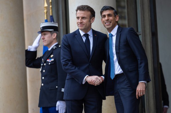 Прем'єр-міністр Великої Британії Ріші Сунак і президент Франції Еммануель Макрон зустрілися у Парижі
