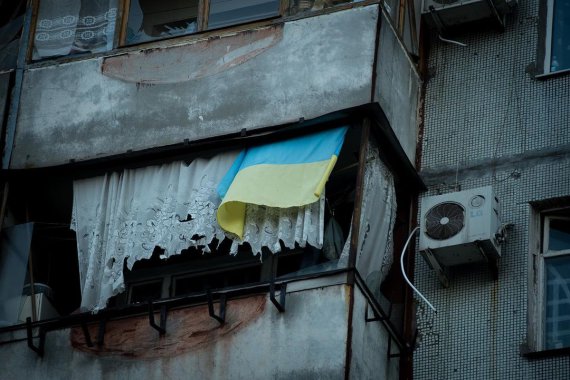 Президент Володимир Зеленський опублікував 10 фото України, яка бореться з російським агресором.