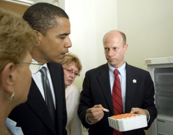 Барак Обама и Эндрю Вебер во время визита в 2005 году на украинский объект, где США помогали ученым, работающим с опасными биологическими материалами