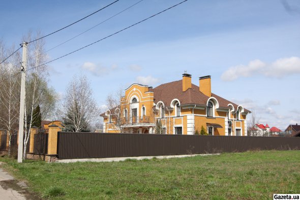 Будинок Павла Лебідя, де він відбуває домашній арешт, знаходиться у селі Вороньків на Київщині